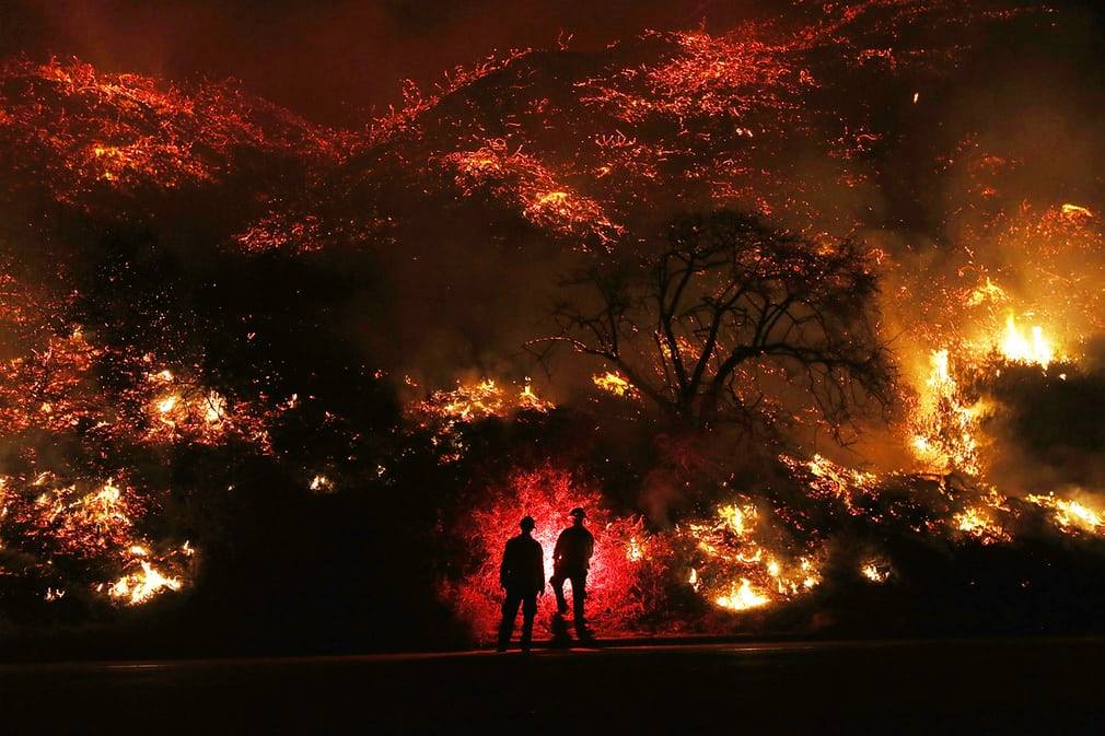 قوات الإطفاء في حريق كاليفورنيا