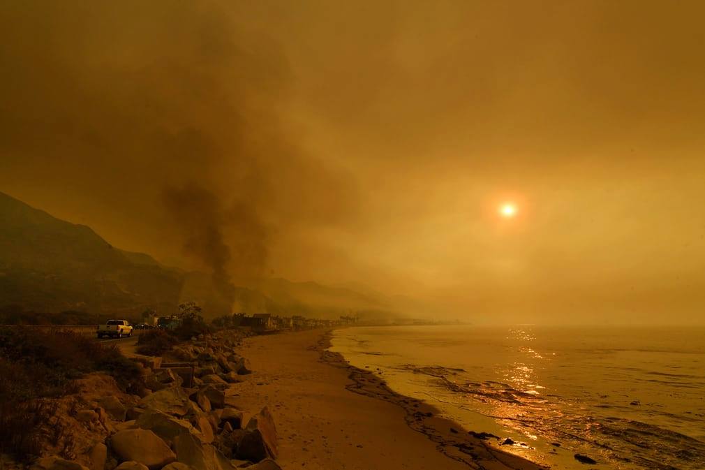 امتداد حريق كاليفورنيا إلى السواحل الأمريكية