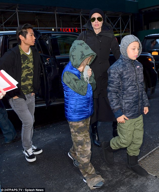 4755E36200000578-5181405-Brood_The_actress_is_in_the_bIg_Apple_with_her_kids_and_was_seen-a-1_1513298722841