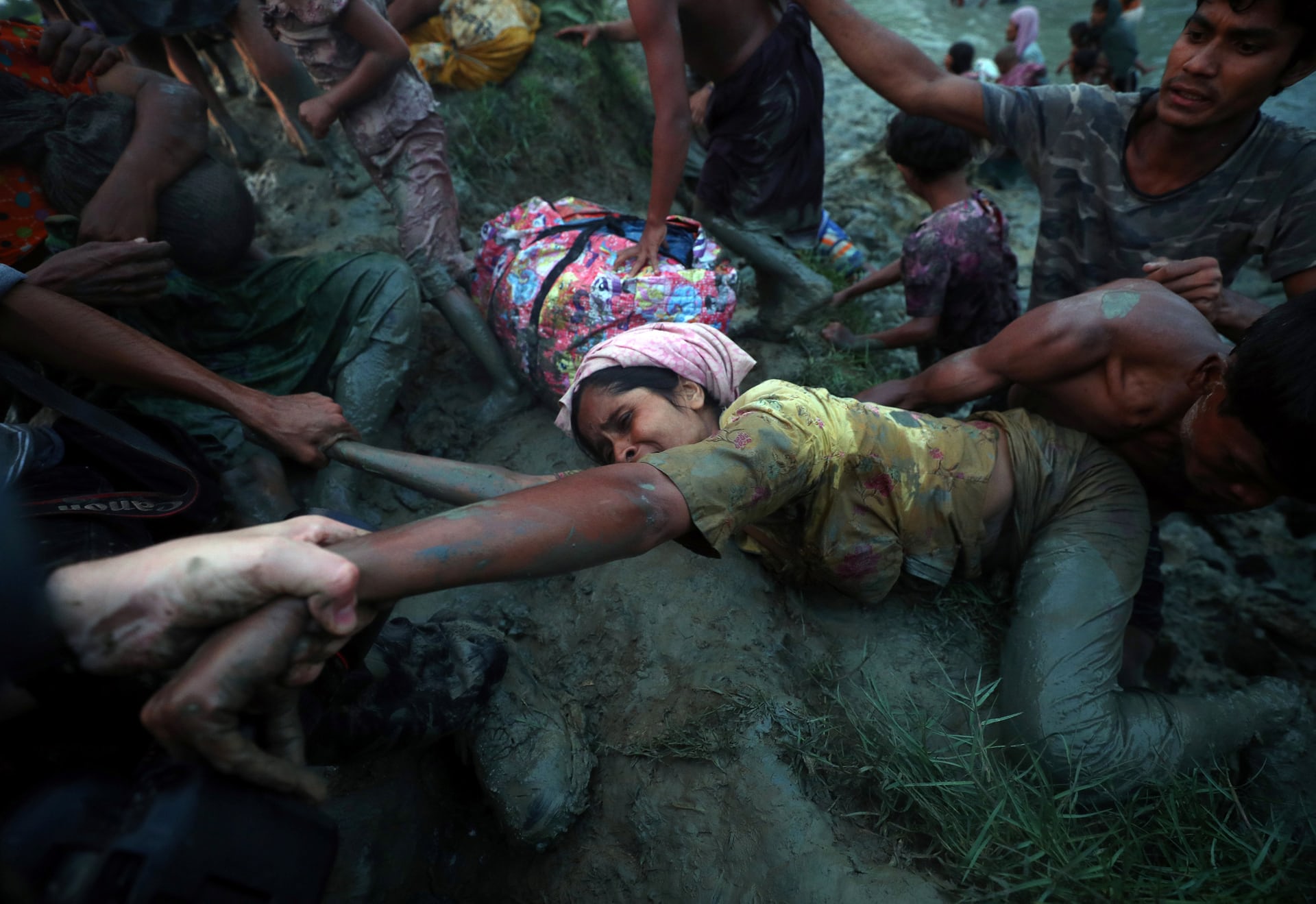 لاجئ الروهينجا اثناء وقوع احدهم في الطين