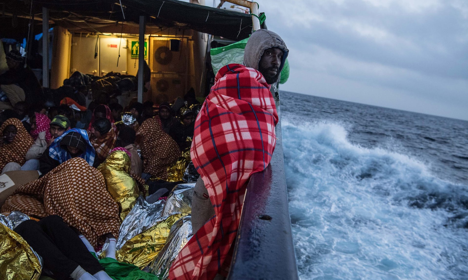 اللاجئين أثناء سفرهم على سفينة غير شرعيه