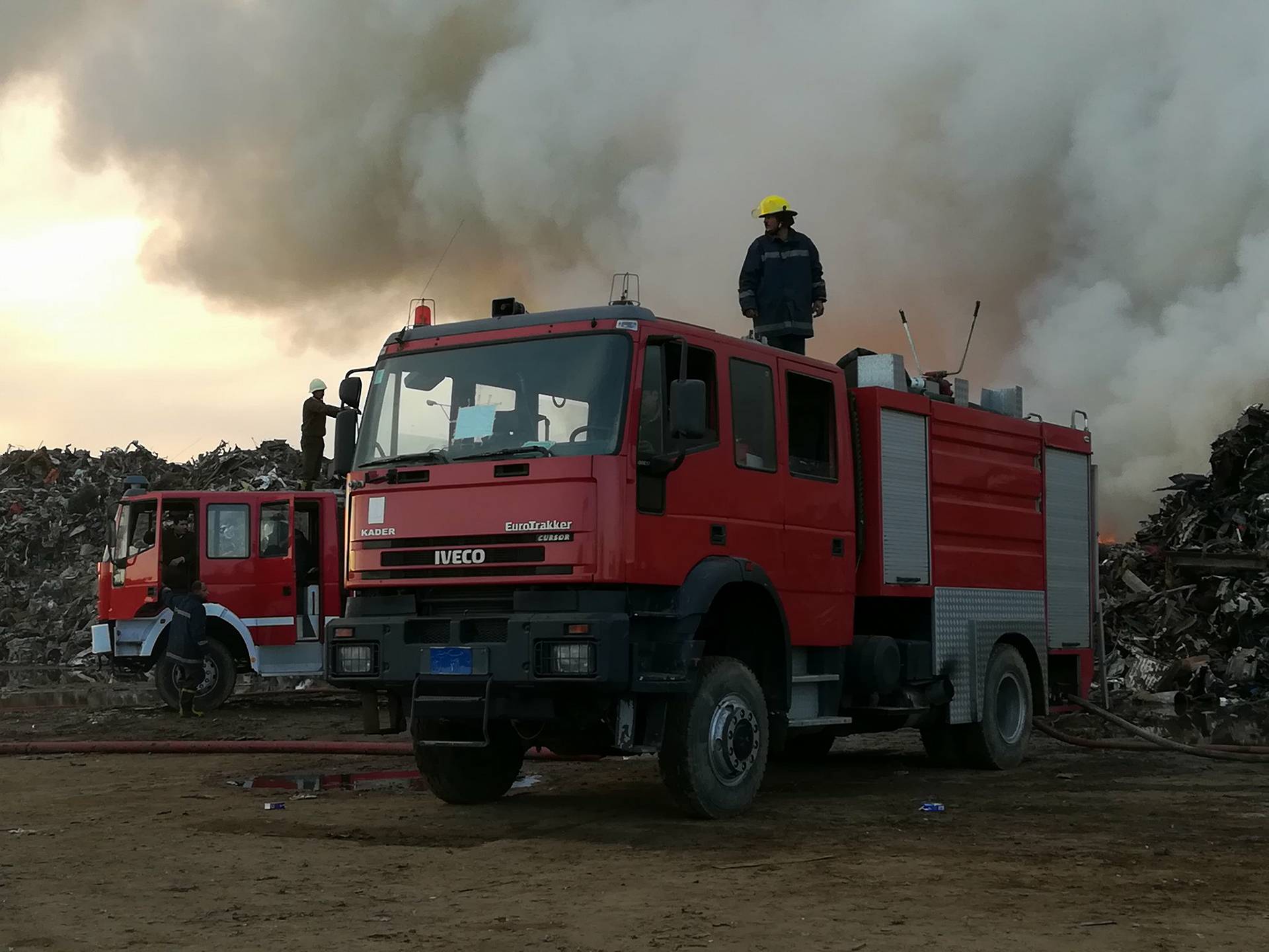 حريق مخزن الخردة بميناء دمياط (1)