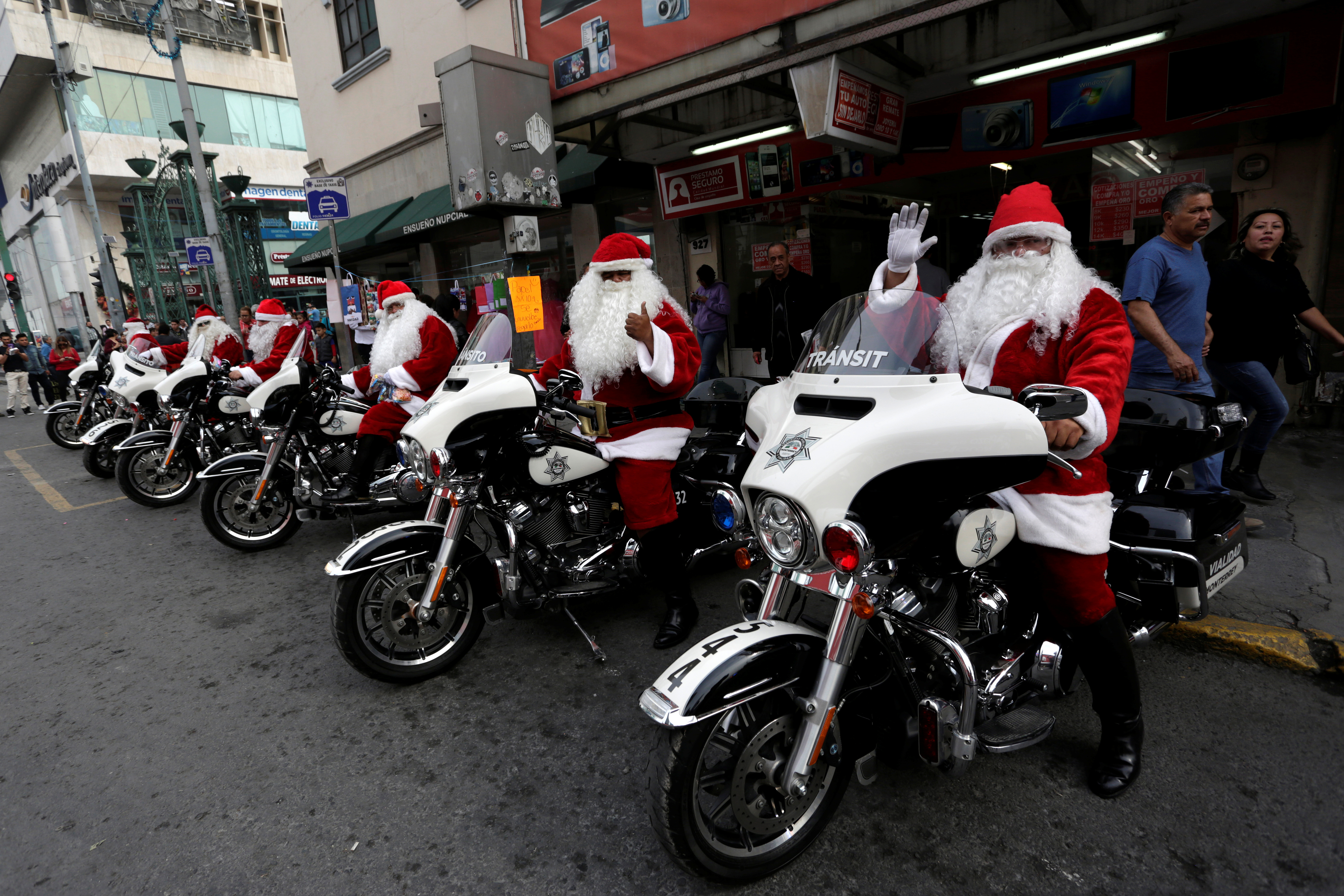 الشرطة المكسيكية ترتدى ملابس سانتا كلوز