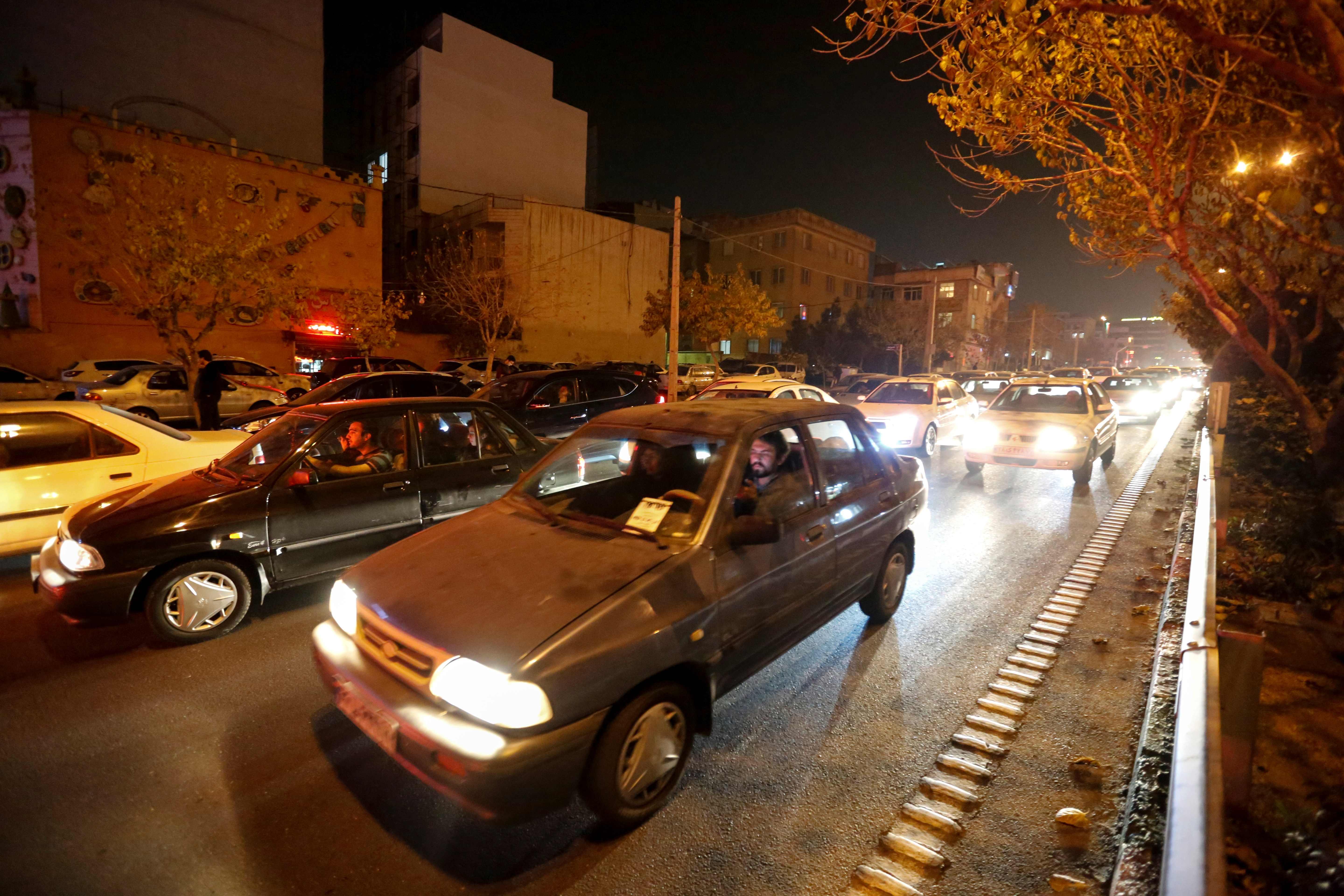 الايرانيون يخرجون فى الشوارع عقب الزلزال خوفا من توابعه