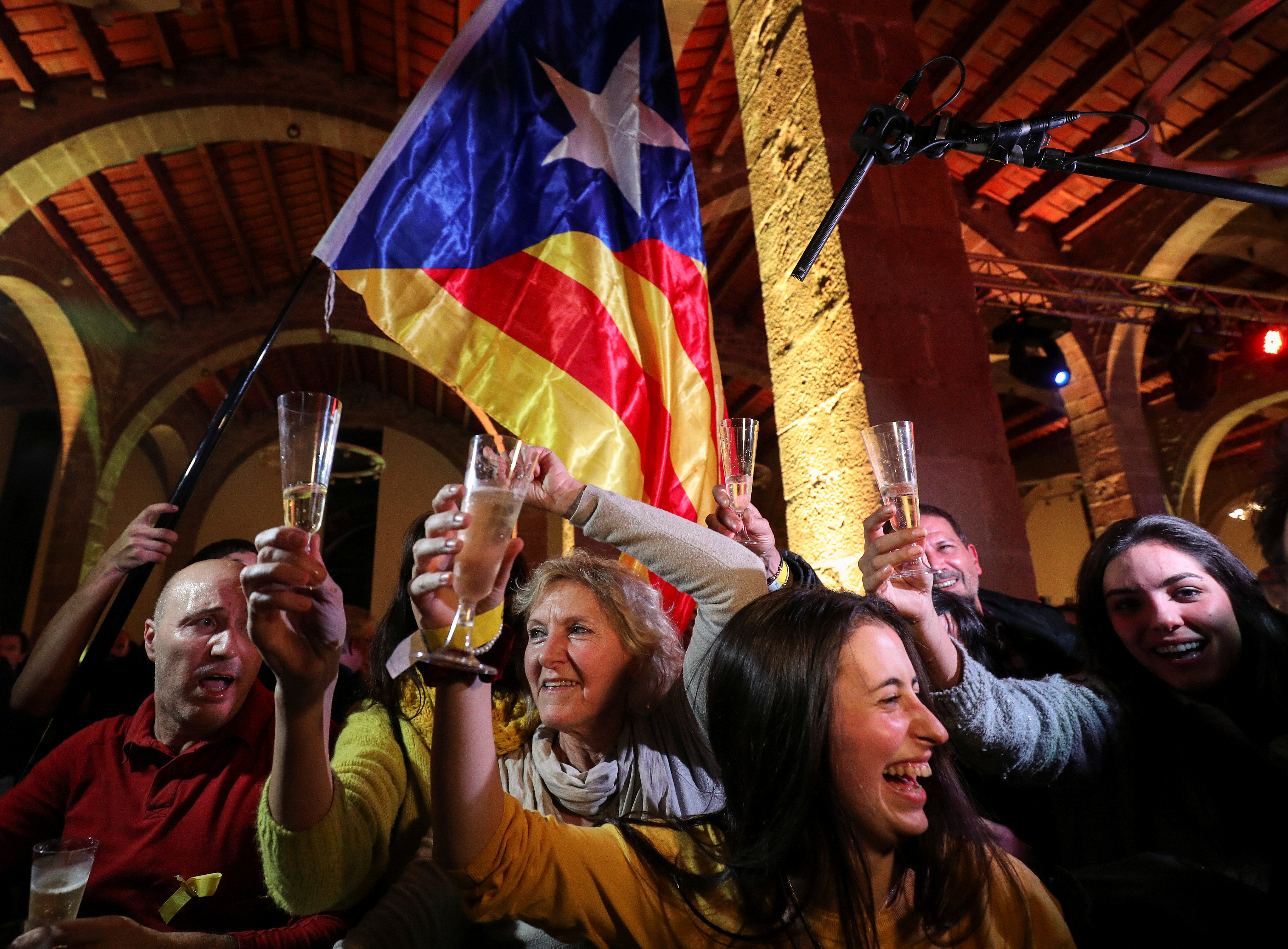 احتفالات داخل الجمعية الوطنية فى كتالونيا