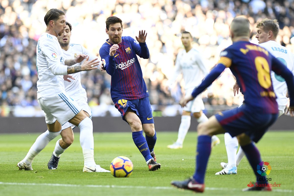 ميسي يخترق دفاع ريال مدريد