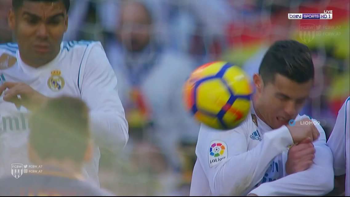 كرة ميسي ترتطم في وجه رونالدو