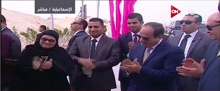 السيسي يقدم ابن الشهيد منسي لرفع ستار كوبري يحمل اسم والده في قناة السويس (8)