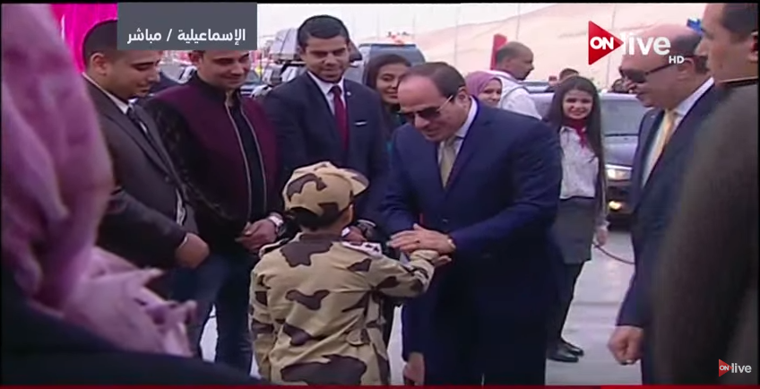 السيسي يقدم ابن الشهيد منسي لرفع ستار كوبري يحمل اسم والده في قناة السويس (4)