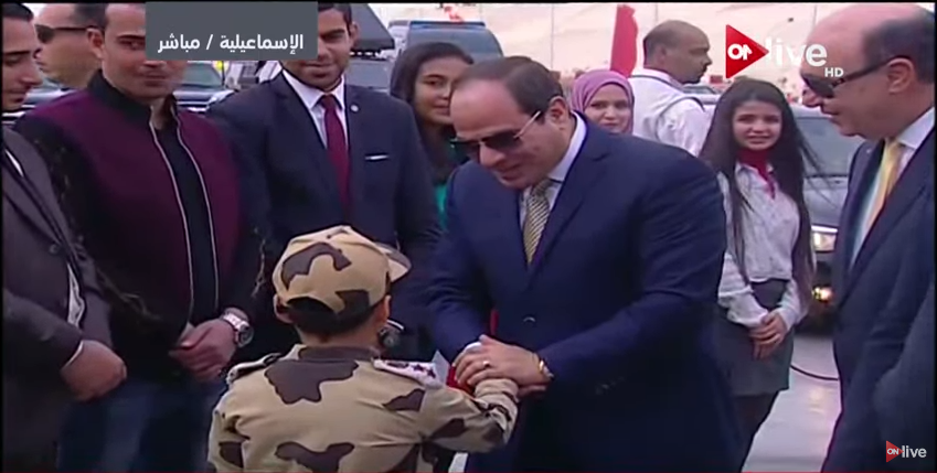 السيسي يقدم ابن الشهيد منسي لرفع ستار كوبري يحمل اسم والده في قناة السويس (2)