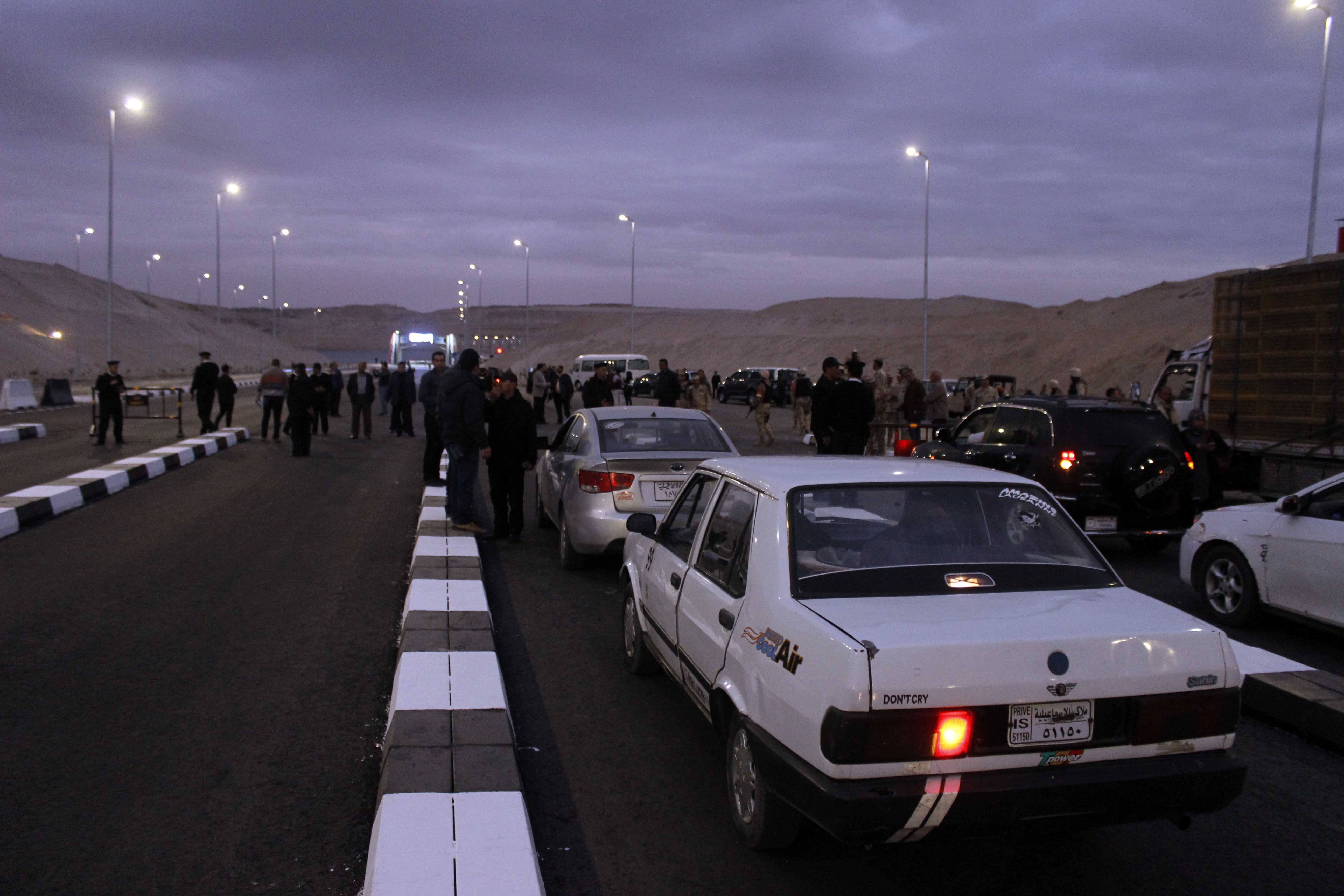 بدء تشغيل  كباري الشهيدان منسي وأبانوب علي  قناة السويس - تصوير محمد عوض (5)