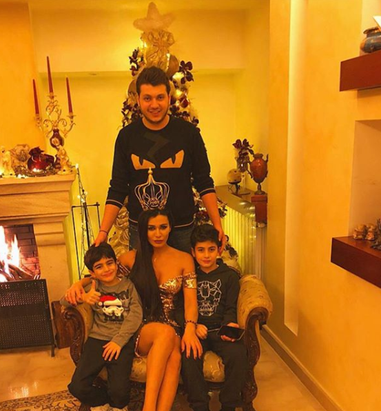 نادين الراسى مع عائلتها بالكريسماس