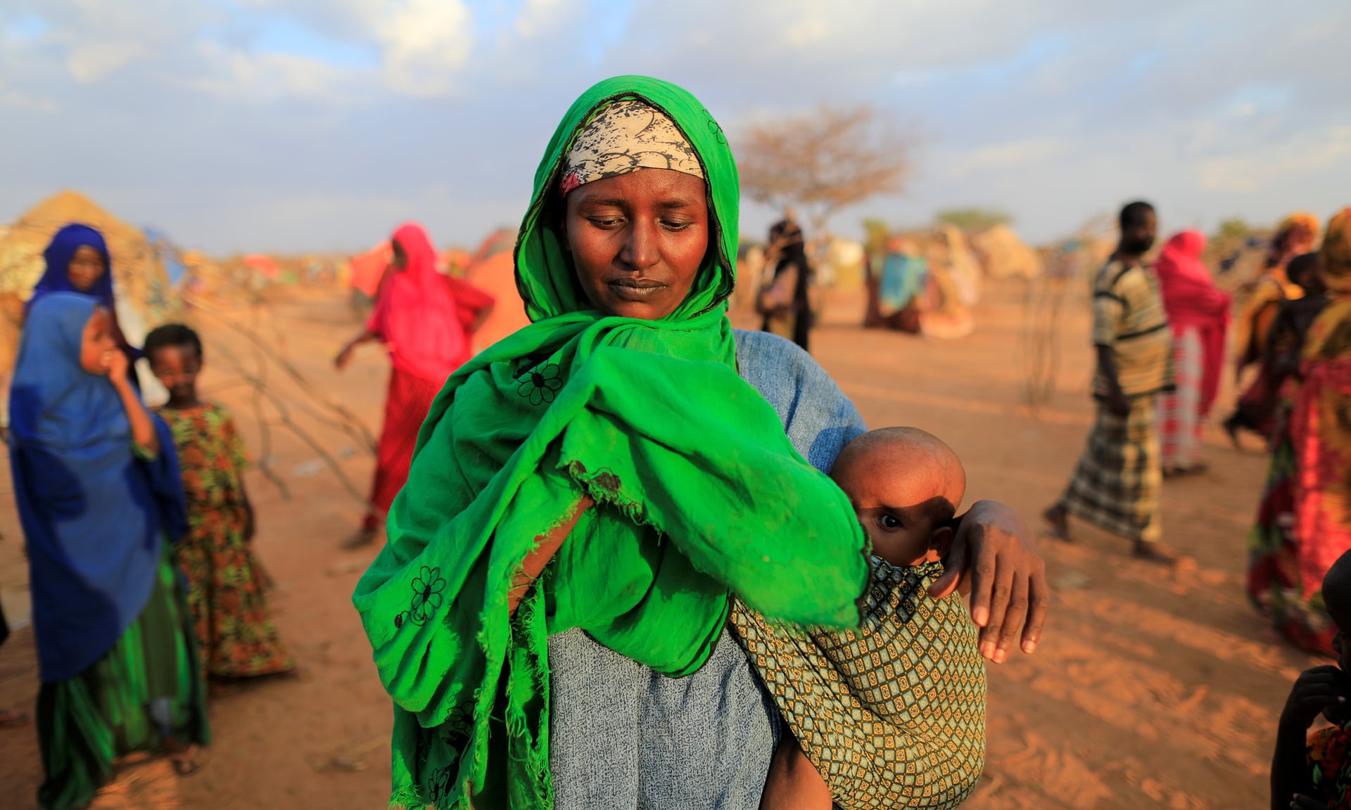 إمرأة صومالية تحمل طفلها