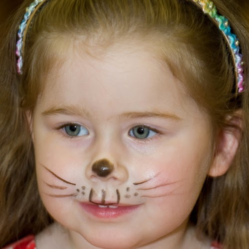 صورة رسم بسيط باللون الاسود على شارب طفلة يشبه القطة