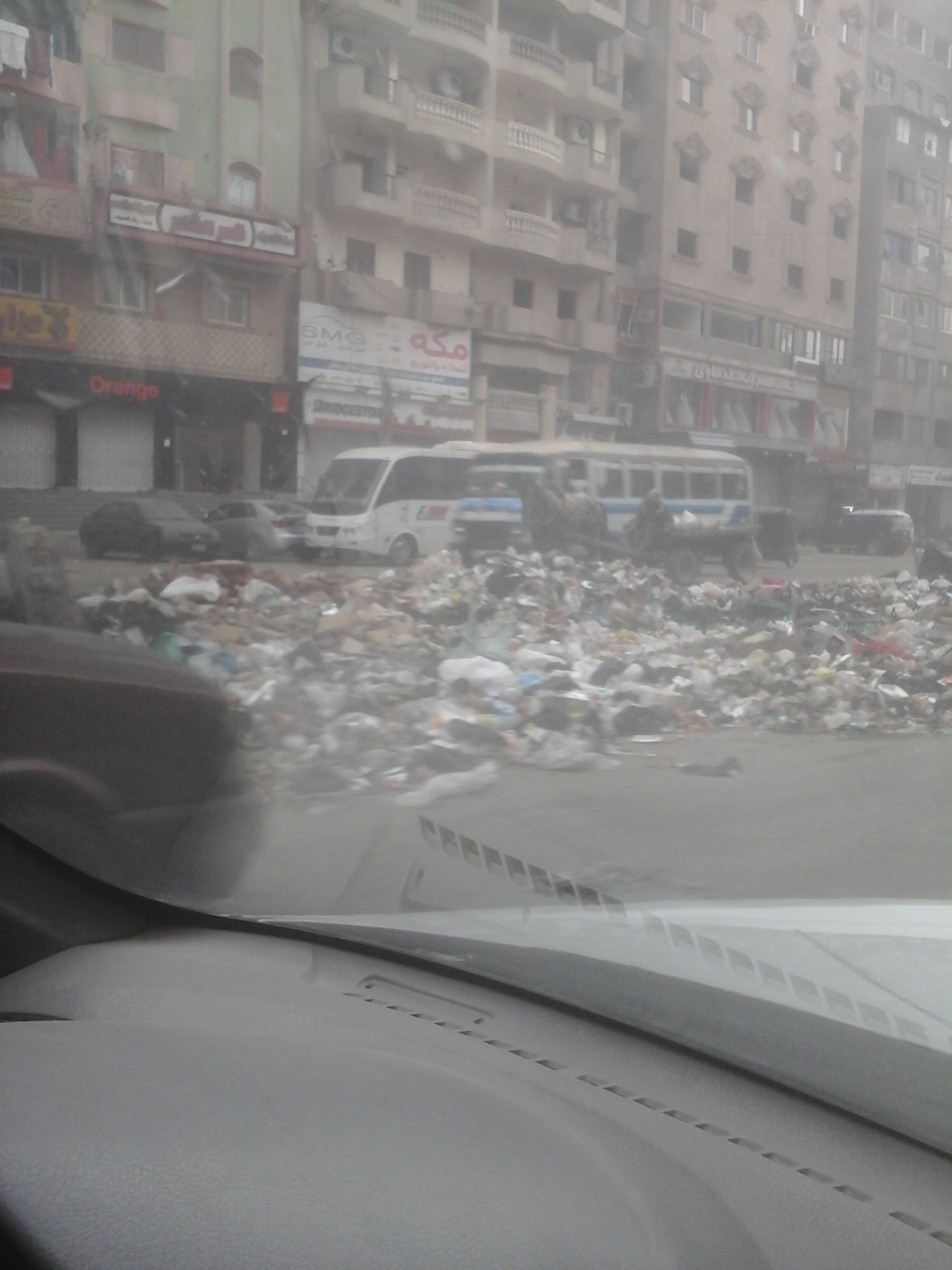 القمامة منتشرة فى الشوارع الرئيسية