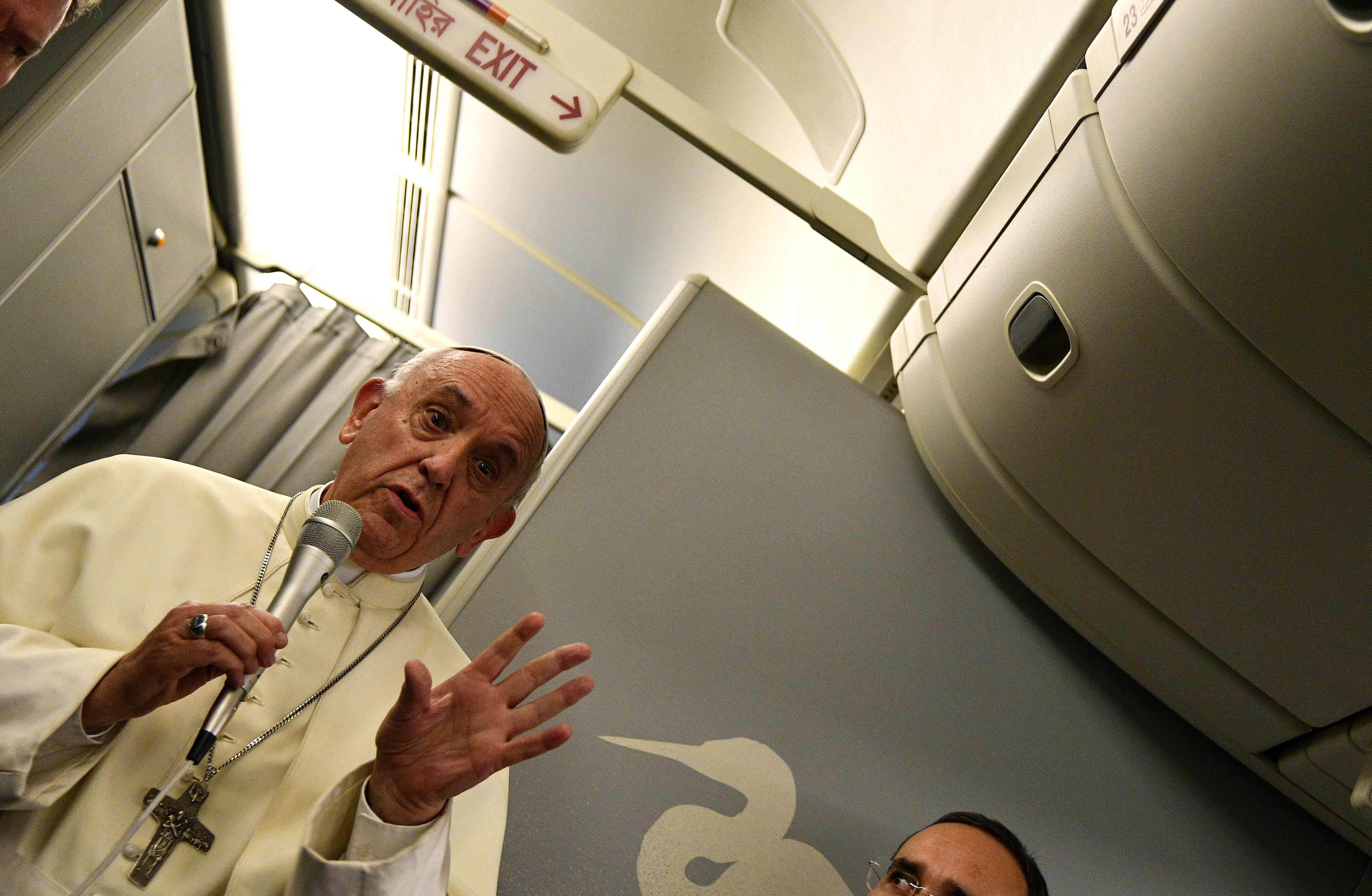 البابا على متن الطائرة