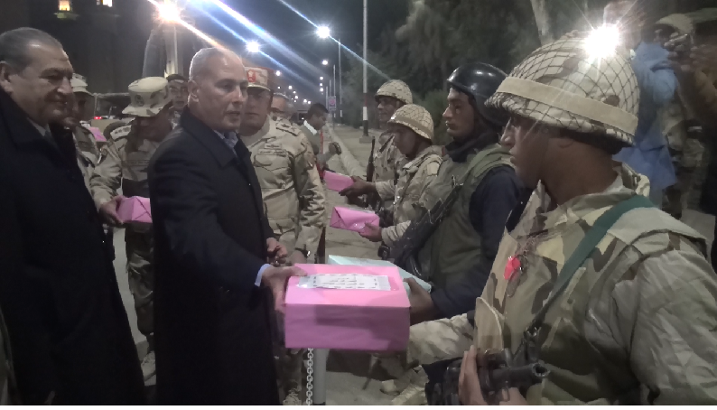 3- المحافظ يقدم هدايا للمجندين