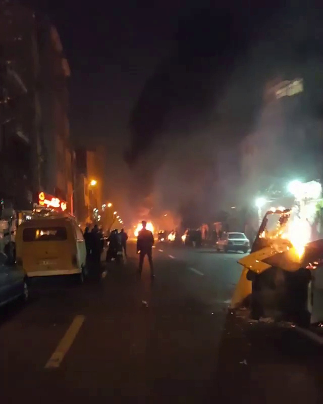المحتجون يشعلون النار