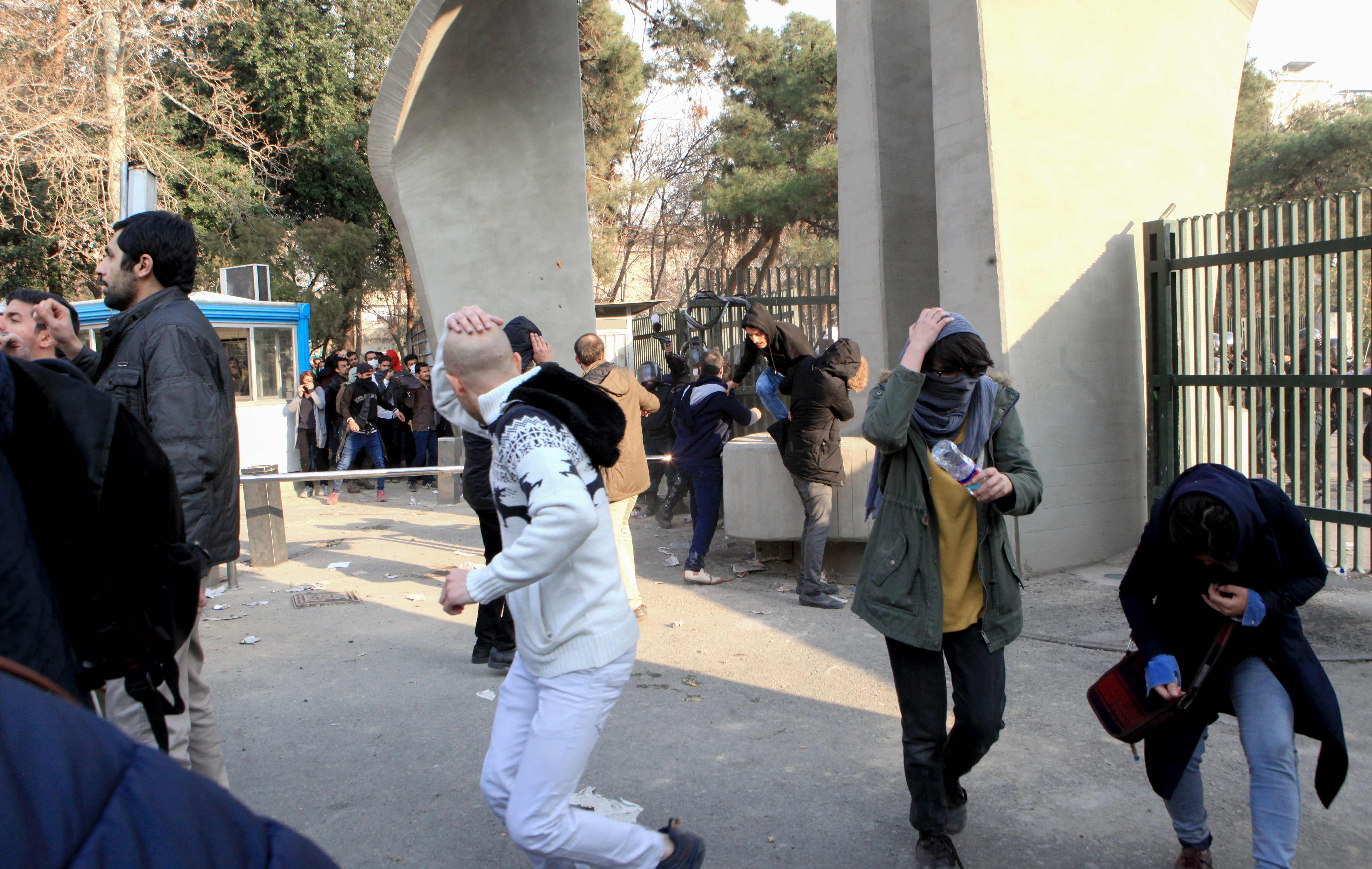 مواجهات وعنف بين الشرطة والمحتجين فى ايرام