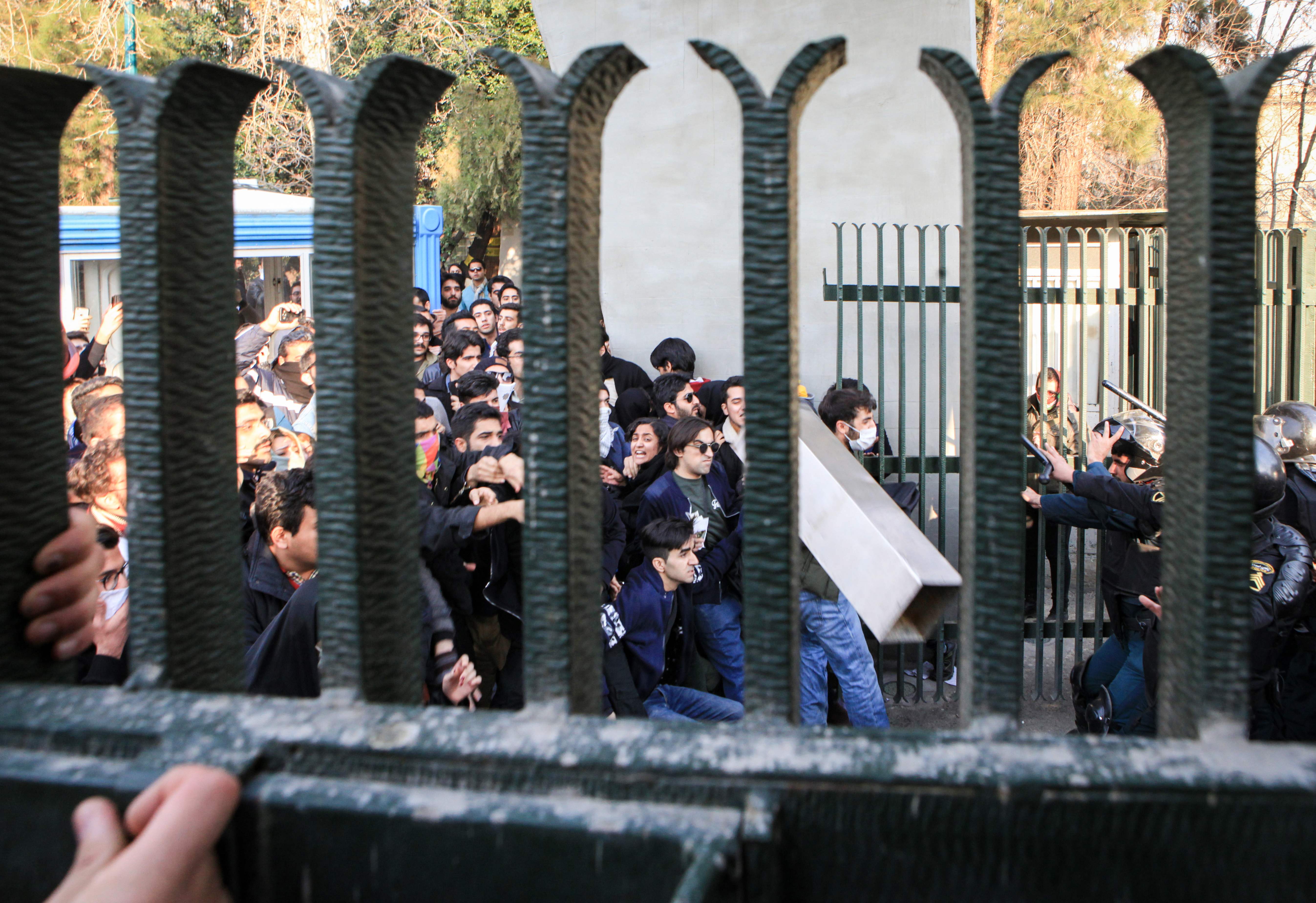 مواجهات ساخنة بين الشرطة الإيرانية ومجتجين
