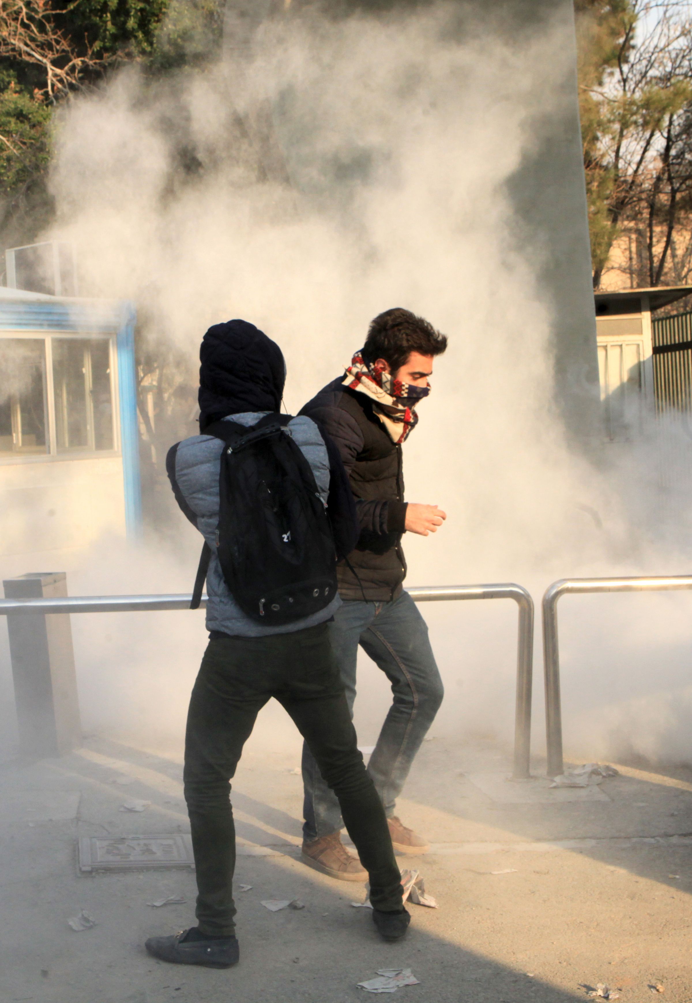 الشرطة الايرانية تطلق الغاز المسيل للدموع على المتظاهرين