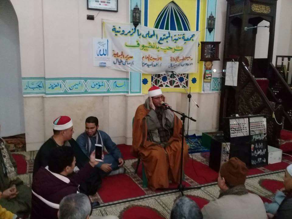 وضع لافتة مكان قبلة المسجد 2