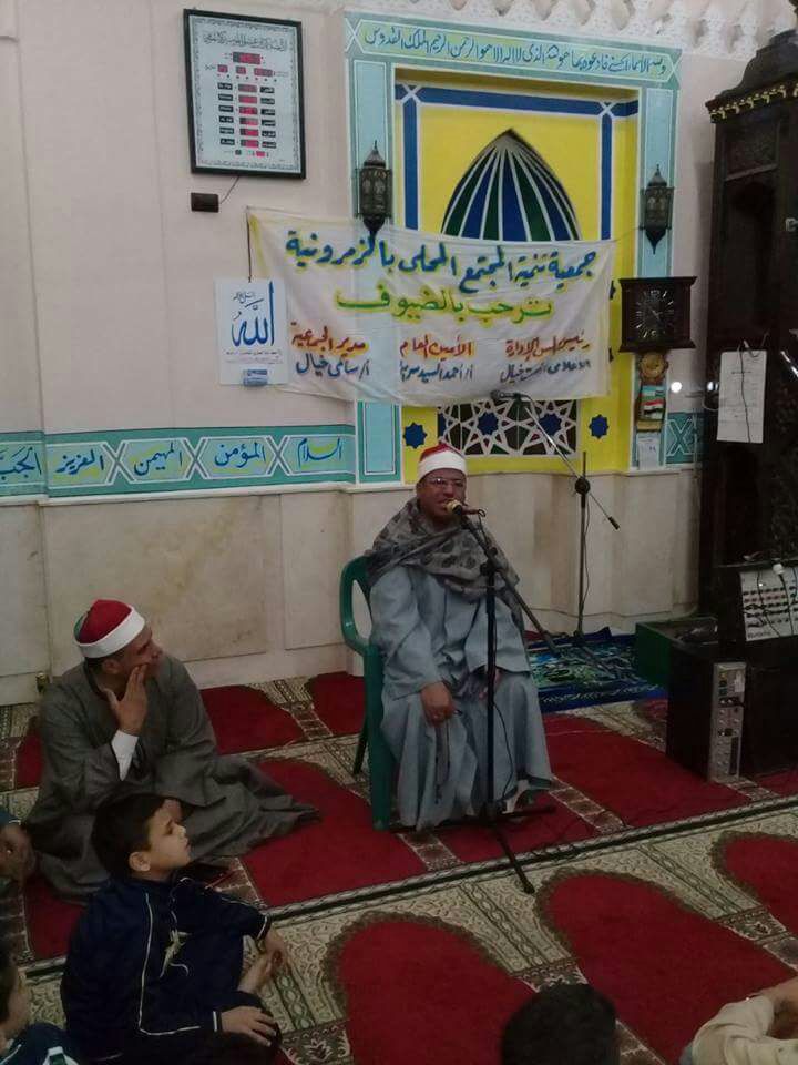 وضع لافتة مكان قبلة المسجد