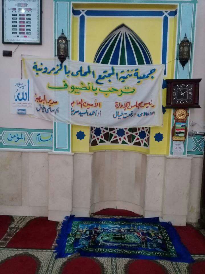 وضع لافتة مكان قبلة المسجد 1