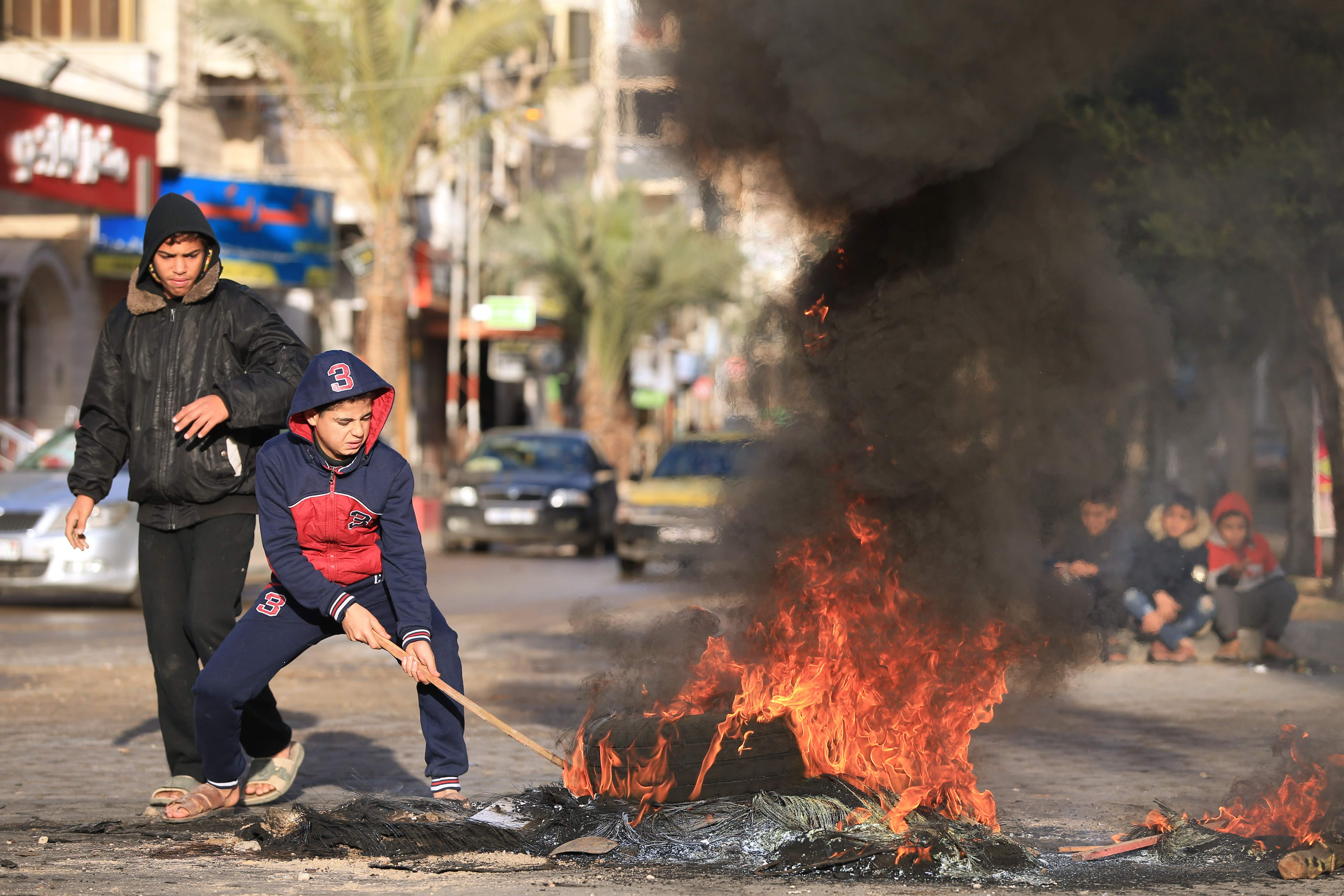 اشعال النيران في شوارع غزة