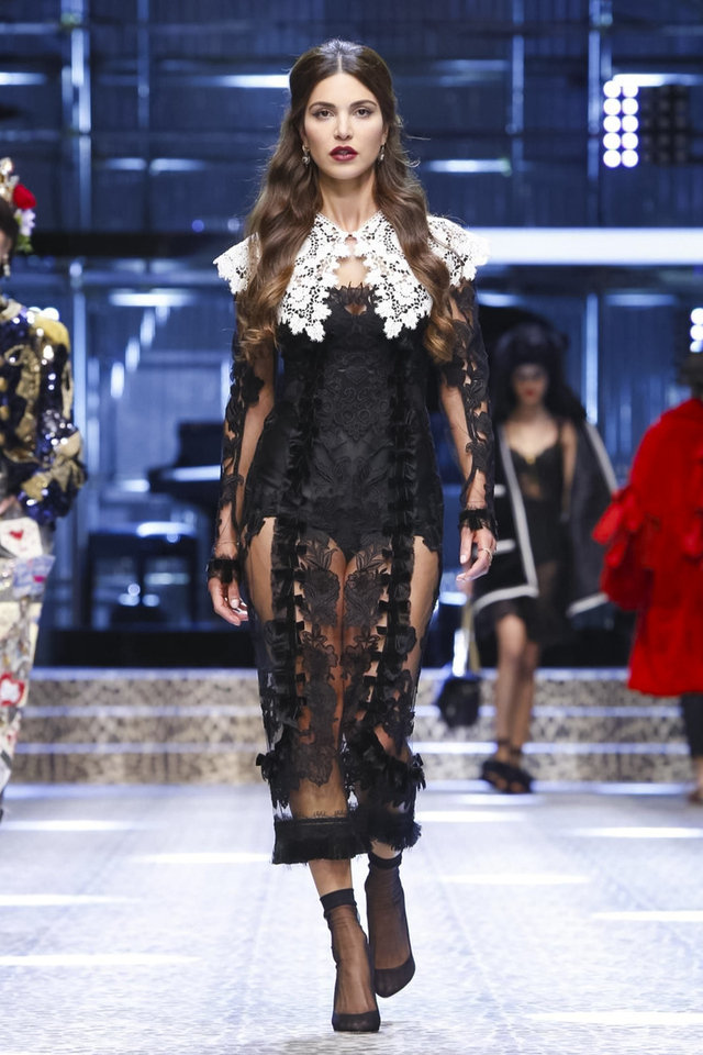 large_Dolce-Gabbana-RTW-FW17-Milan-fustany-2