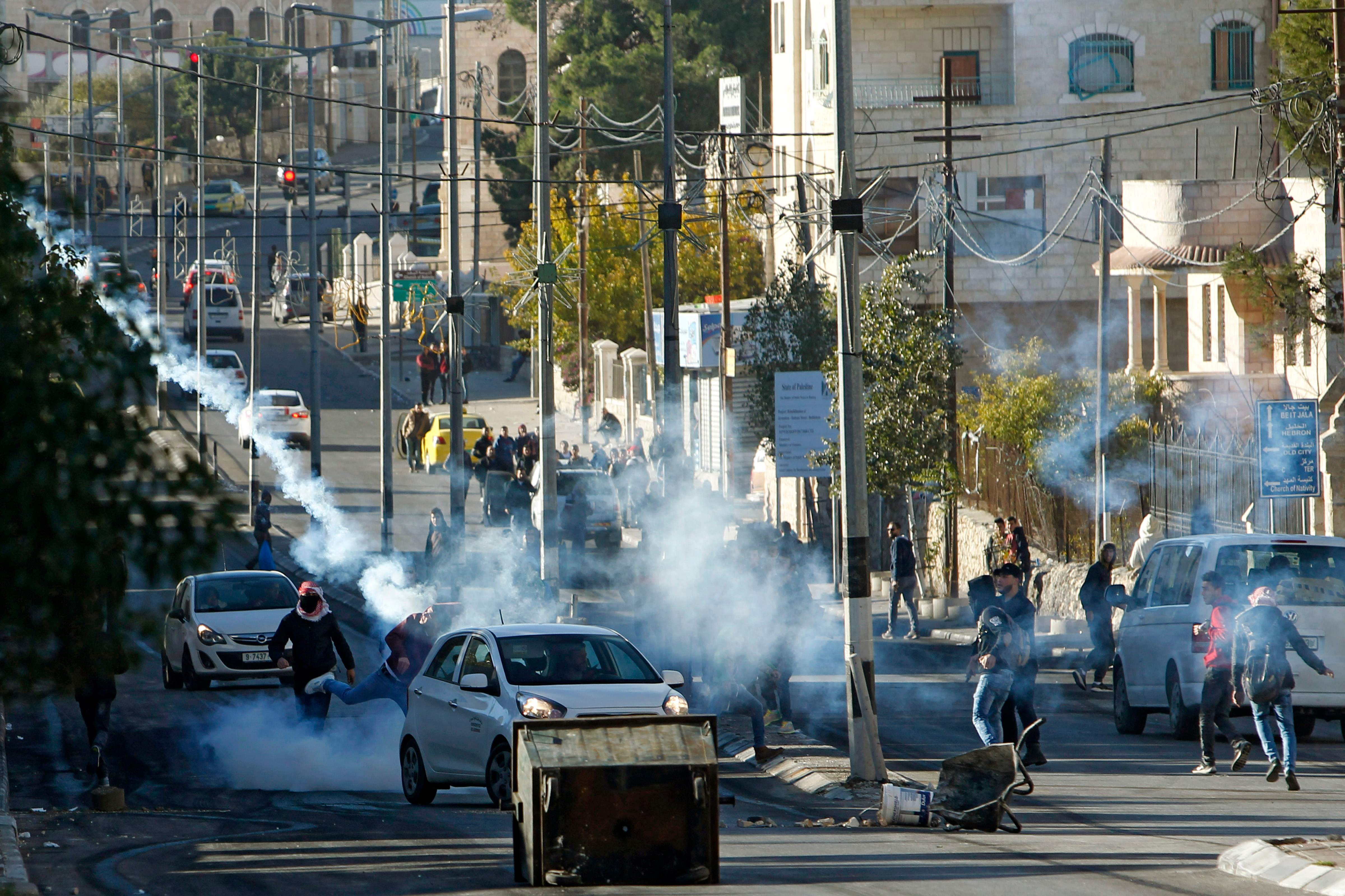 قوات الاحتلال تقمع المتظاهرين