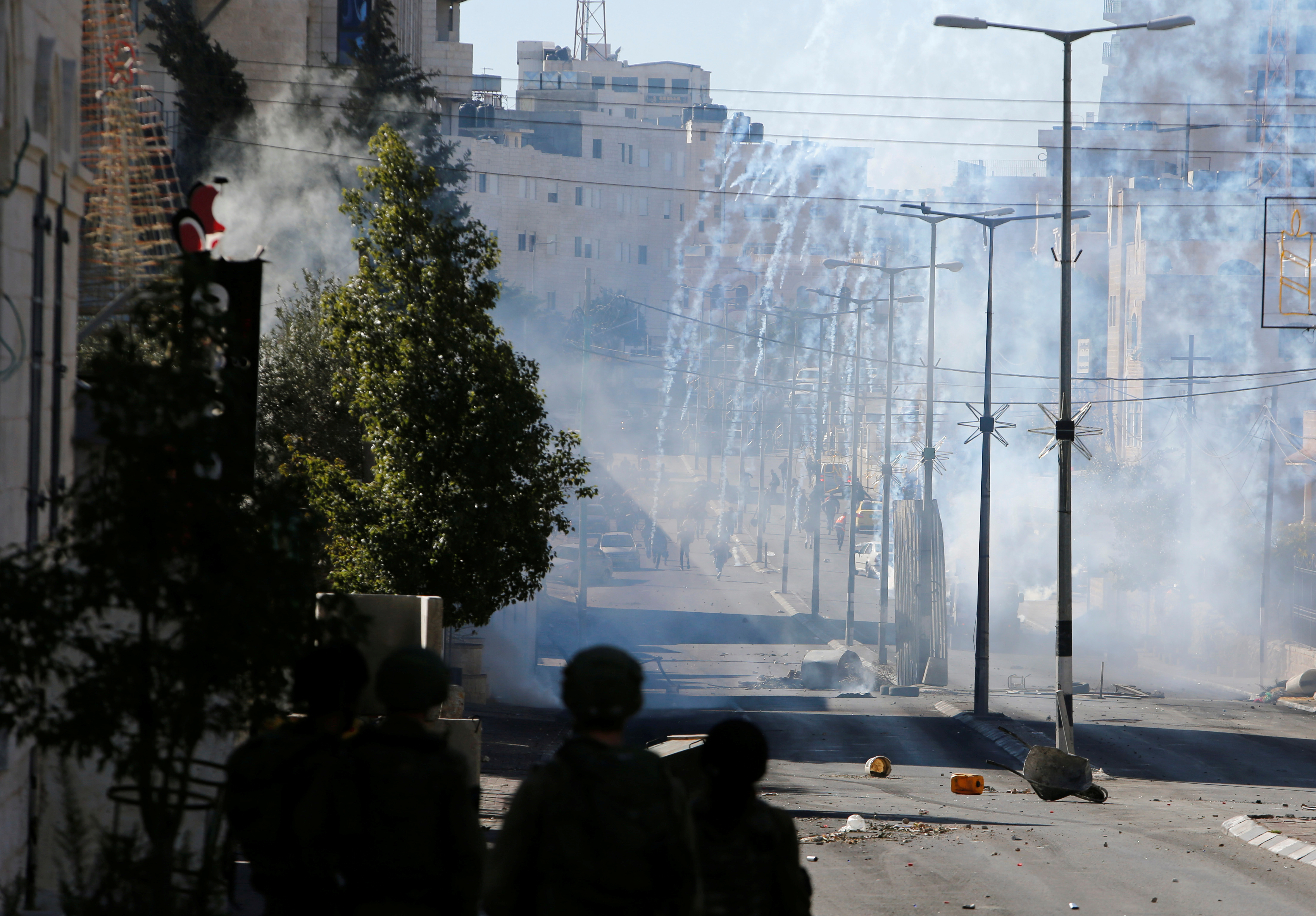 اشتباكات عنيفة بين قوات الاحتلال وفلسطينيين بالضفة الغربية