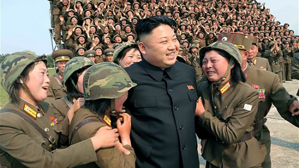 425054-زعيم-كوريا-الشمالية-وسط-المجندات
