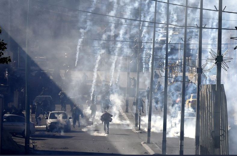 إطلاق الغاز المسيل للدموع على الفلسطينين