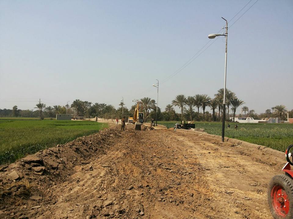 بدء العمل برصف طريق قرية العمارة مبناء على الطلب المقدم من نائب ابوحماد العميد الدكتور ثروت سويلم