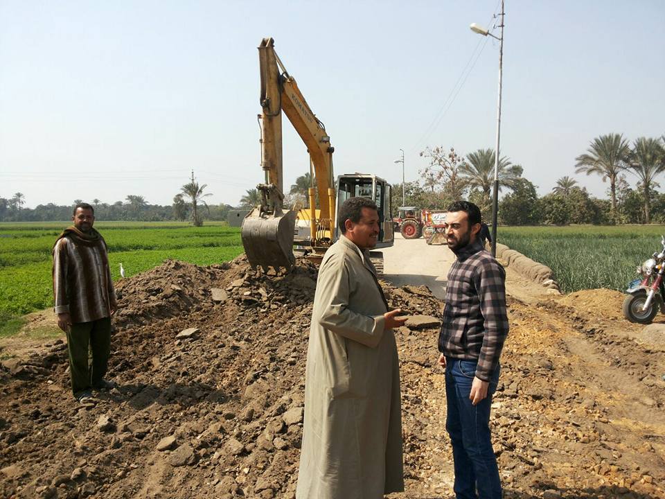 بدء العمل برصف طريق قريه العماره من ناحيه ابوبري