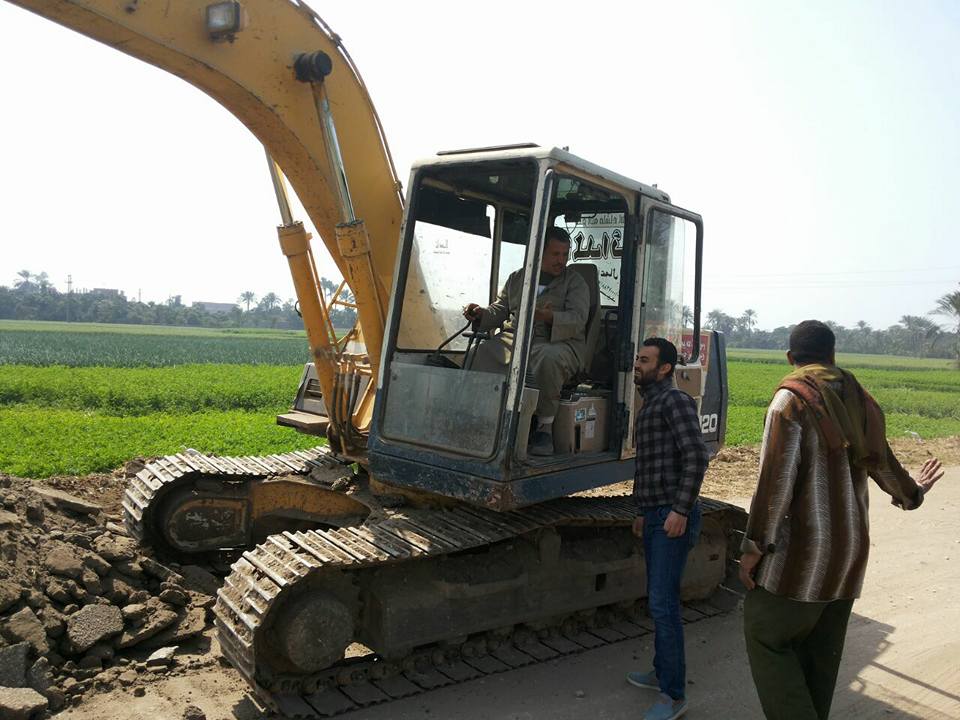 رصف طريق قرية العمارة من ناحية ابوبري تنفيذا لقرار إدراج الطريق في الخطة الحالية بتكلفه 700 الف جنيه