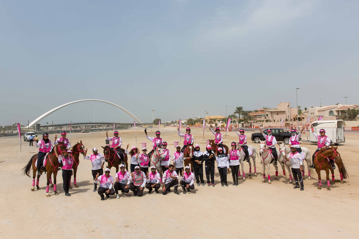 صورة جماعية لفريق القافلة الوردية في قناة دبي