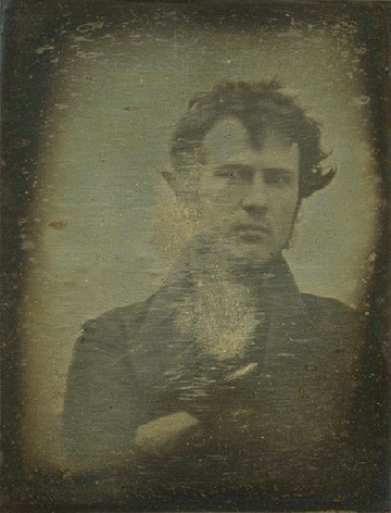 " أول صورة ذاتية سيلفي في التاريخ قام بالتقاطها "Robert Cornelius" سنة 1839"