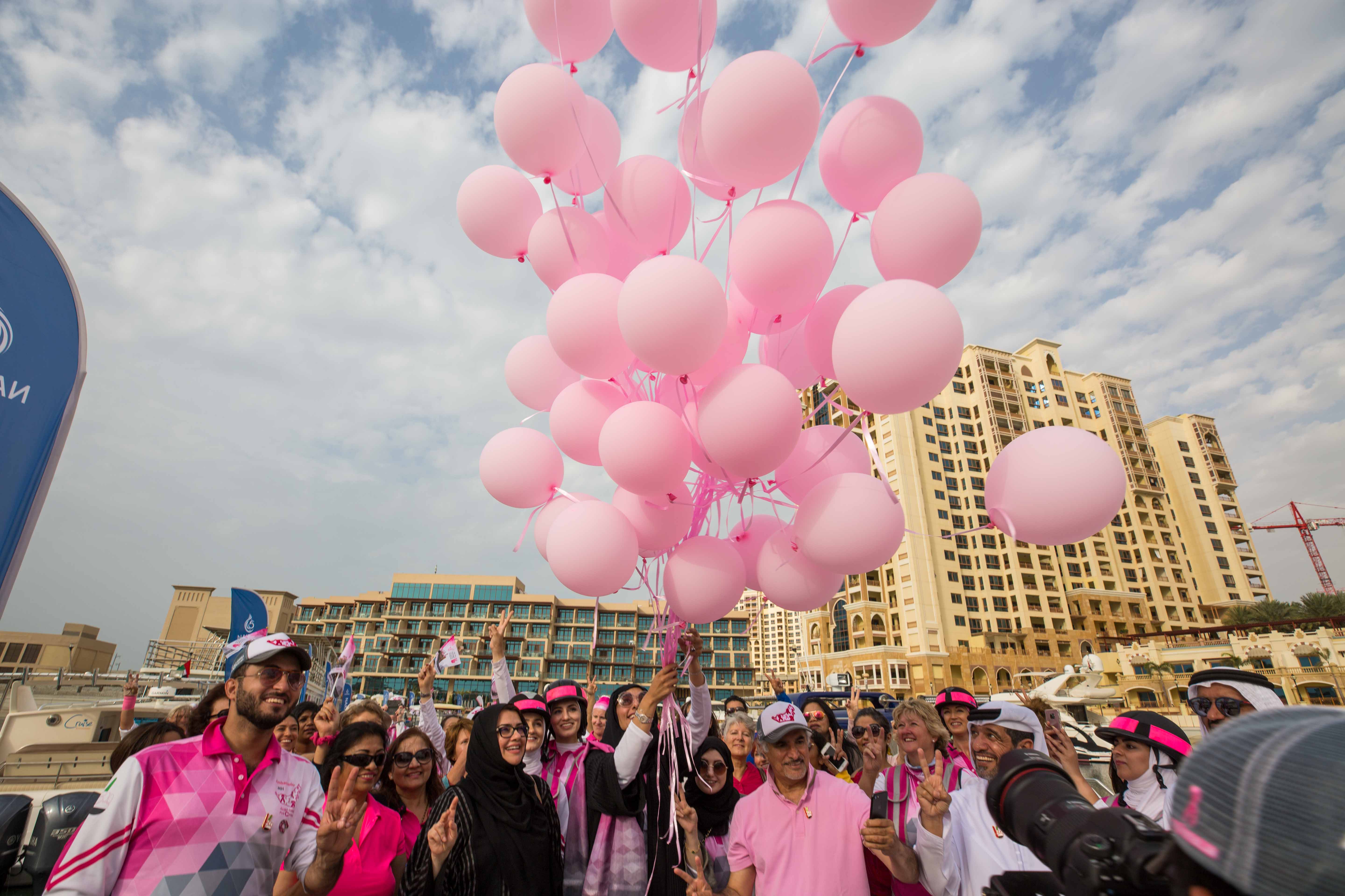 جانب من مسيرة القوارب الوردية في دبي
