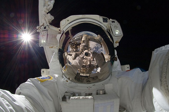 التعليق رقم 2 "رائد الفضاء الياباني أكيهيكو هوشيد يلتقط  صورة لنفسه"
