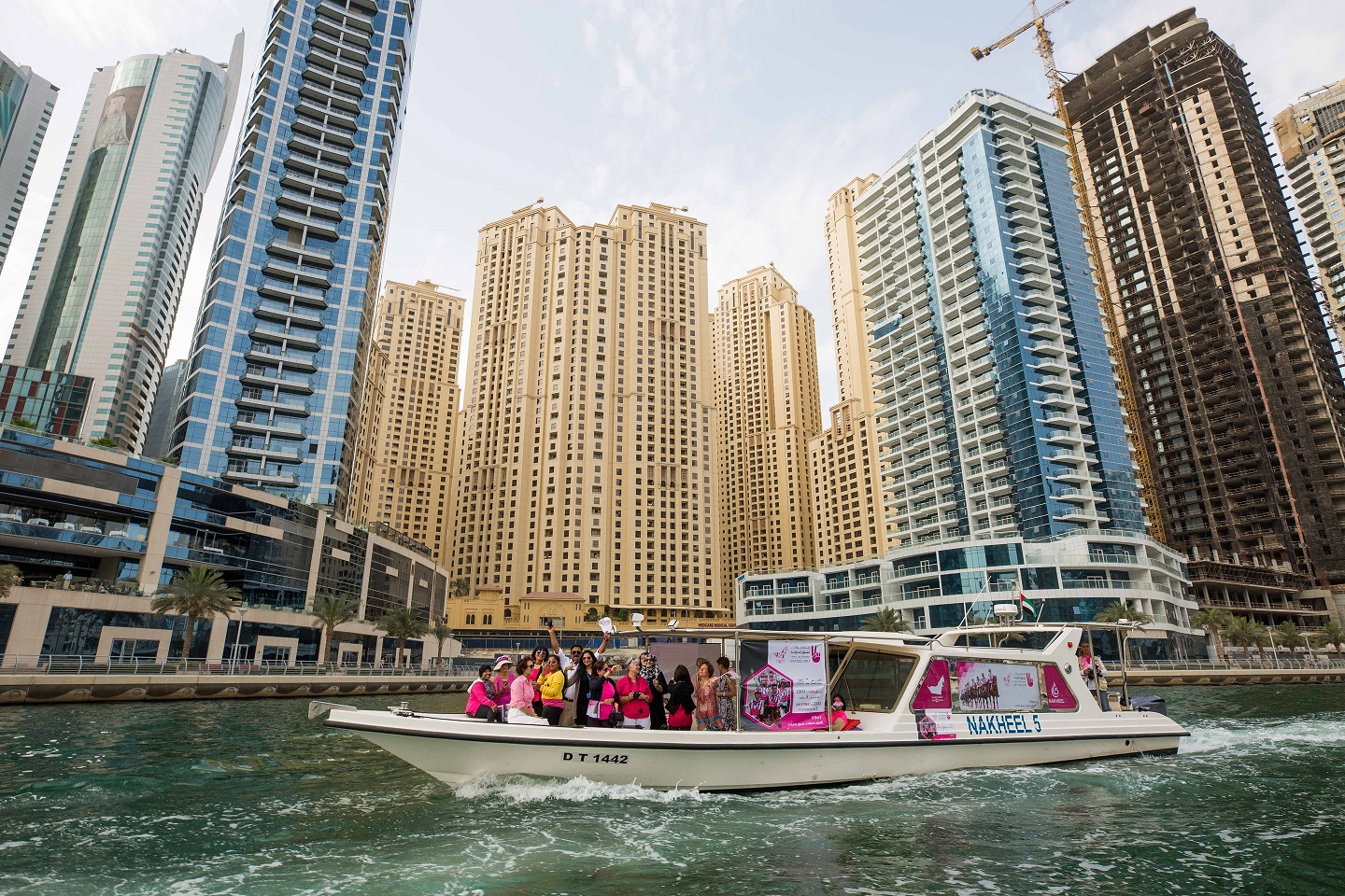 خلال مسيرة القوارب الوردية في دبي