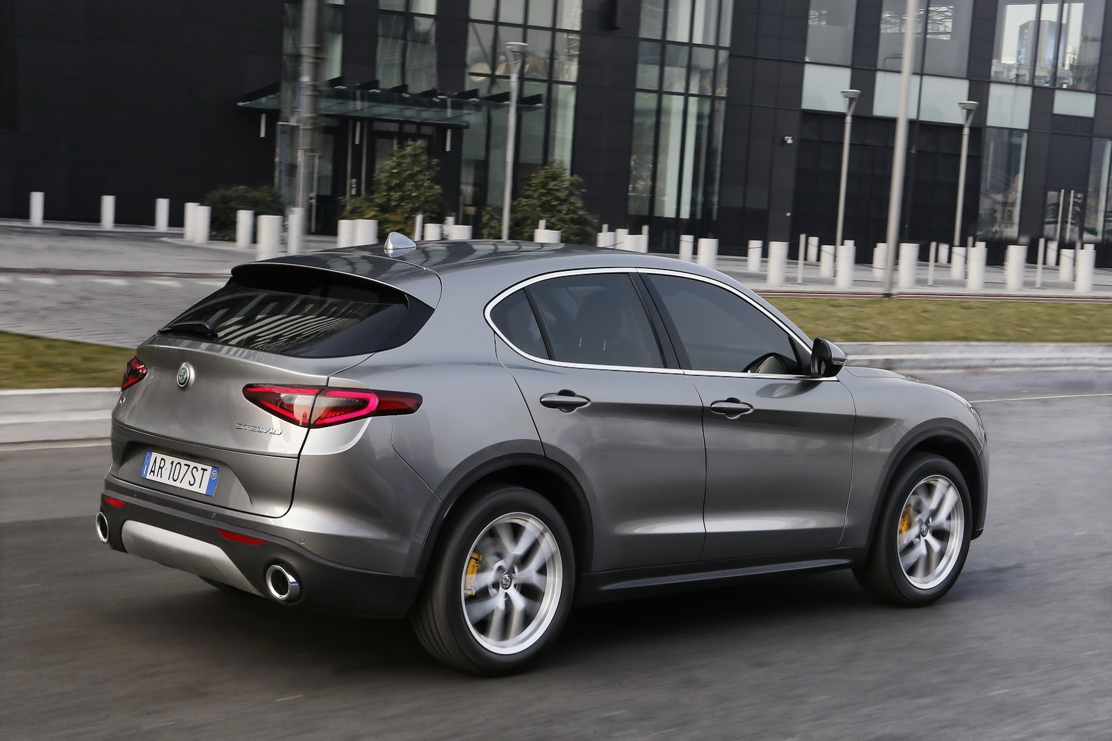 Alfa-Romeo-Stelvio-5