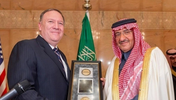 محمد بن نايف يتسلم جائزة الإستخبارات الأمريكية