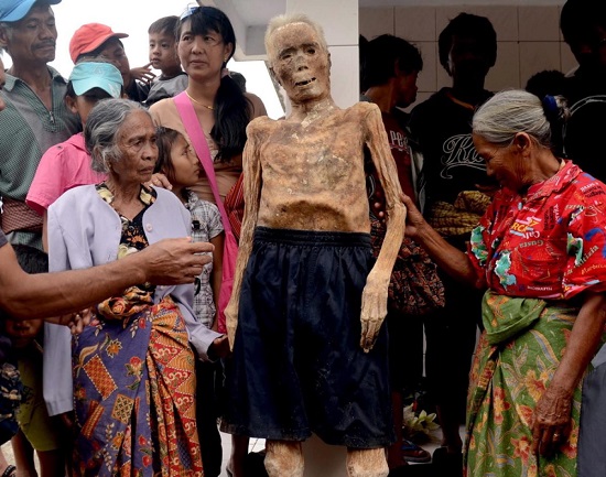 mummies-dressed-ma-nene-ritual-indonesia (1)