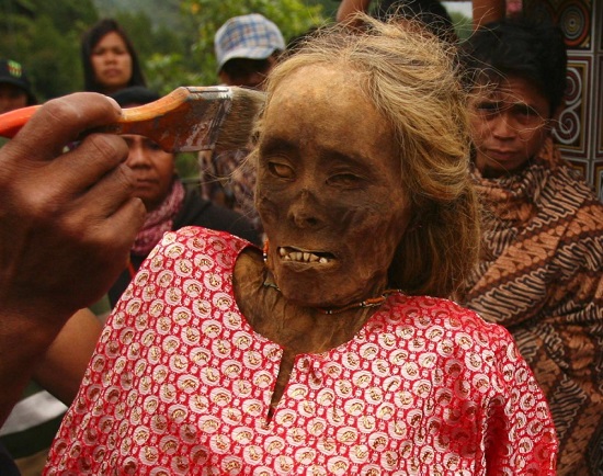 mummies-dressed-ma-nene-ritual-indonesia