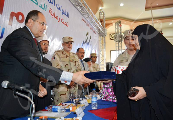 محافظ سوهاج يكرم 90 من أمهات وأسر شهداء الجيش والشرطة  (2)