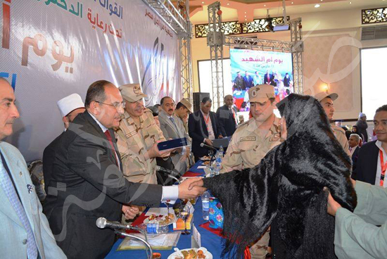 محافظ سوهاج يكرم 90 من أمهات وأسر شهداء الجيش والشرطة  (3)