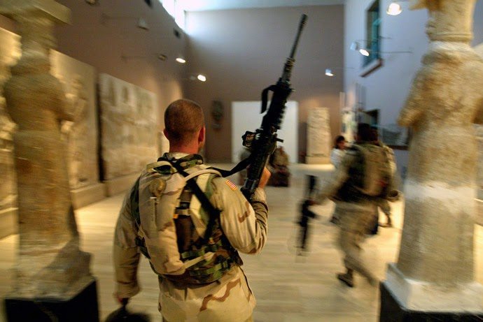 قوات أمريكية داخل المتحف عراقي