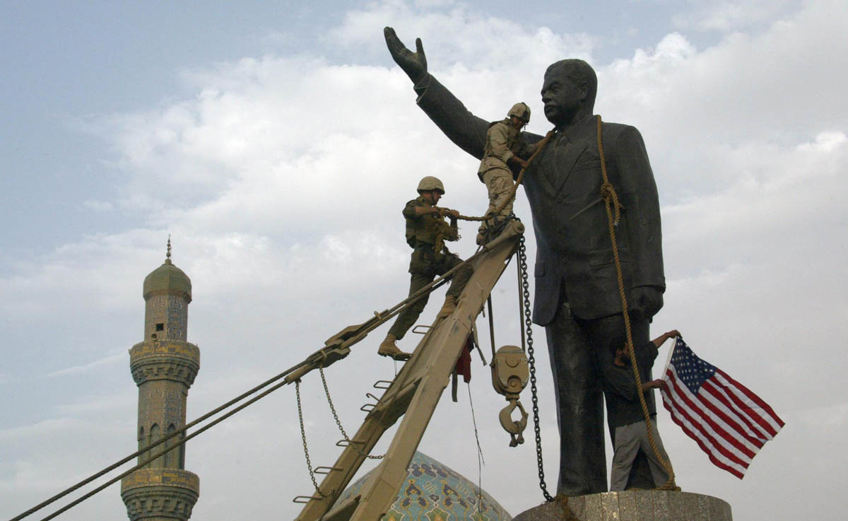 جنود يسقوطون تمثال صدام حسين بعد الغزو